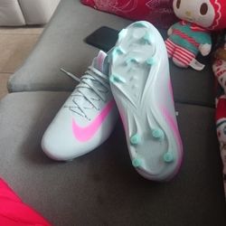 GIRLS 7.5 NIKE SOCCER CLEATS. BRAND NEW