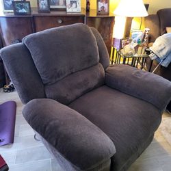 Like New Electric Recliner (Dark Brown)