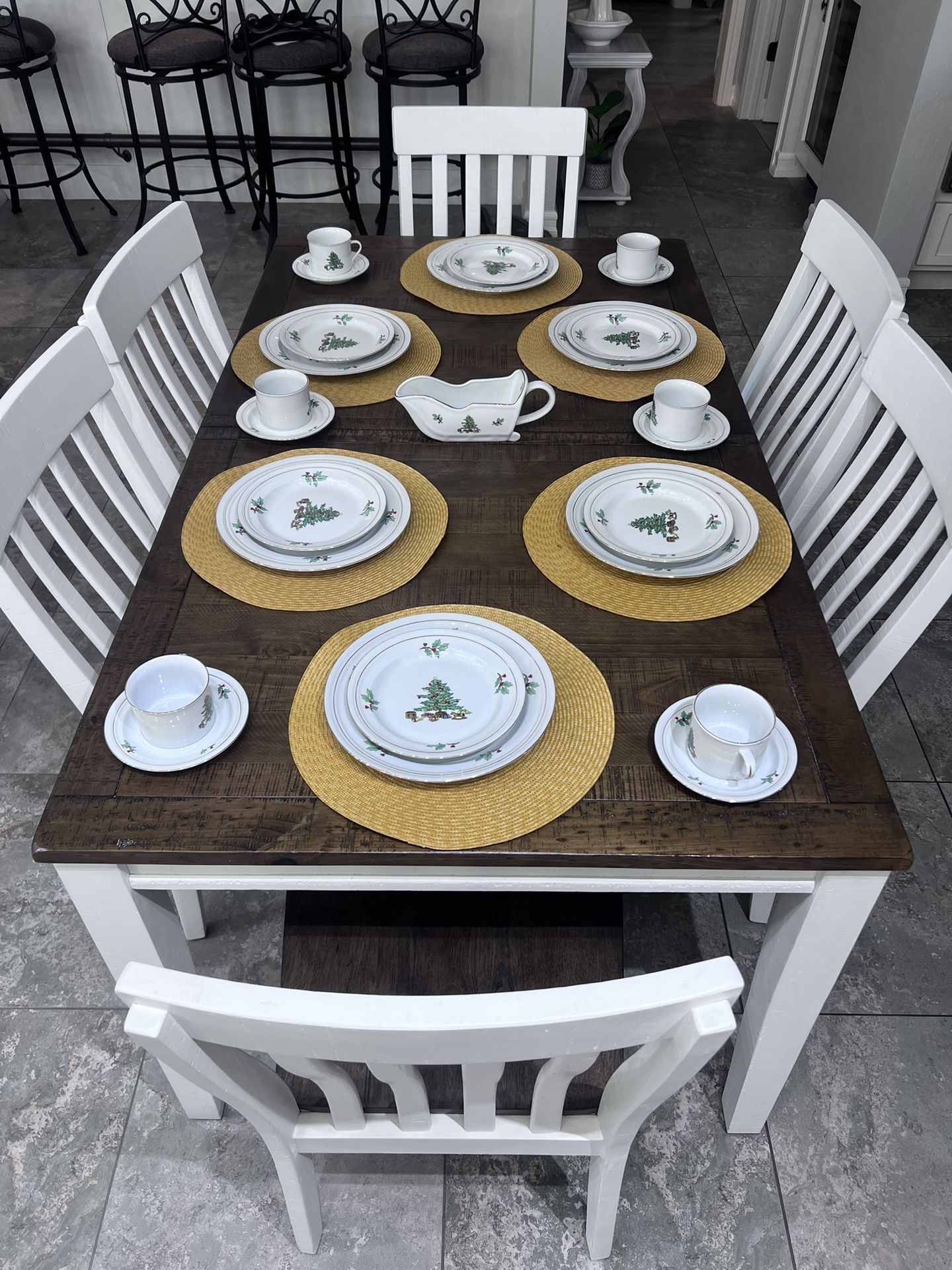 Dining Room Set. Seats Six Includes Six. Chairs In Excellent Condition. Hablo Español Y Entre