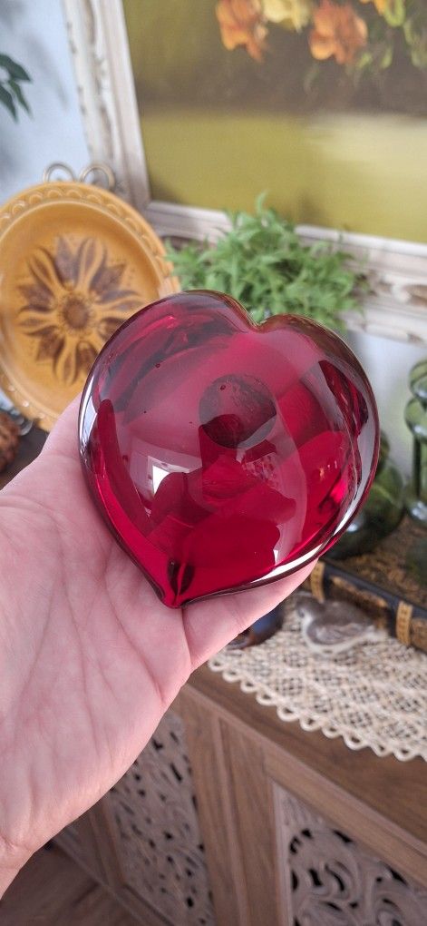 Vintage Dynasty Gallery Heirloom Collectibles Red Glass Paperweight Heart Shape
