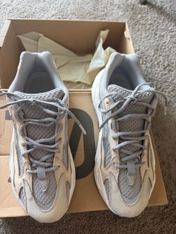 Adidas Yeezy 700 v2 cream size 11 men’s