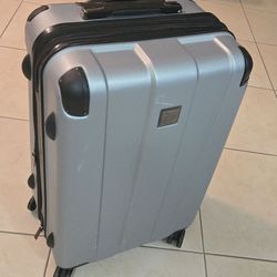 Kenneth Cole Reaction check-in bag