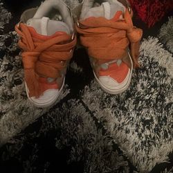 White & Orange Lavin Curb