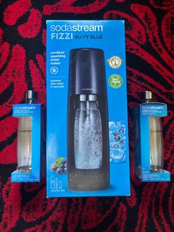 New unused SodaStream Fizzi Navy Blue Sparkling Water Maker