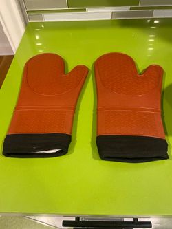 Pair of Silicone Oven Mitts