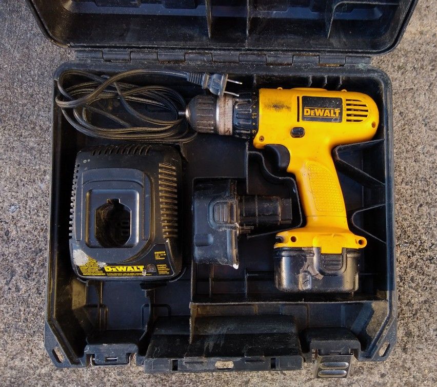 Dewalt DW927 12V VSR 3/8” Cordless Drill w/ Case, Charger, 2 Batteries