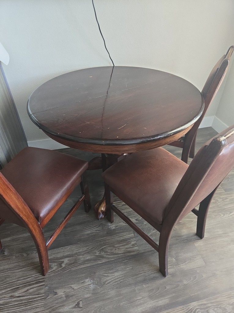 Round Top Table With Four Chairs