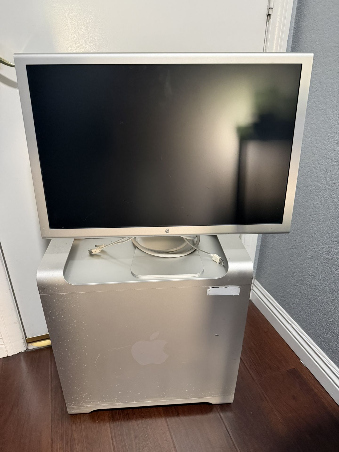 Apple Power Mac A1047 and 23” Cinema Display A1082 Bundle