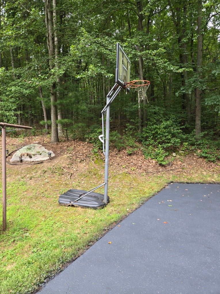 PORTABLE BASKETBALL HOOP
