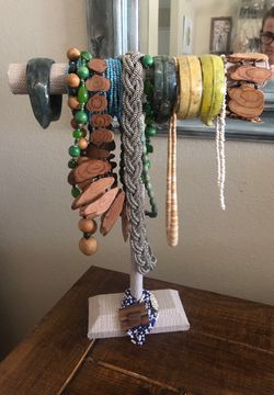 Necklace holder & jewelry