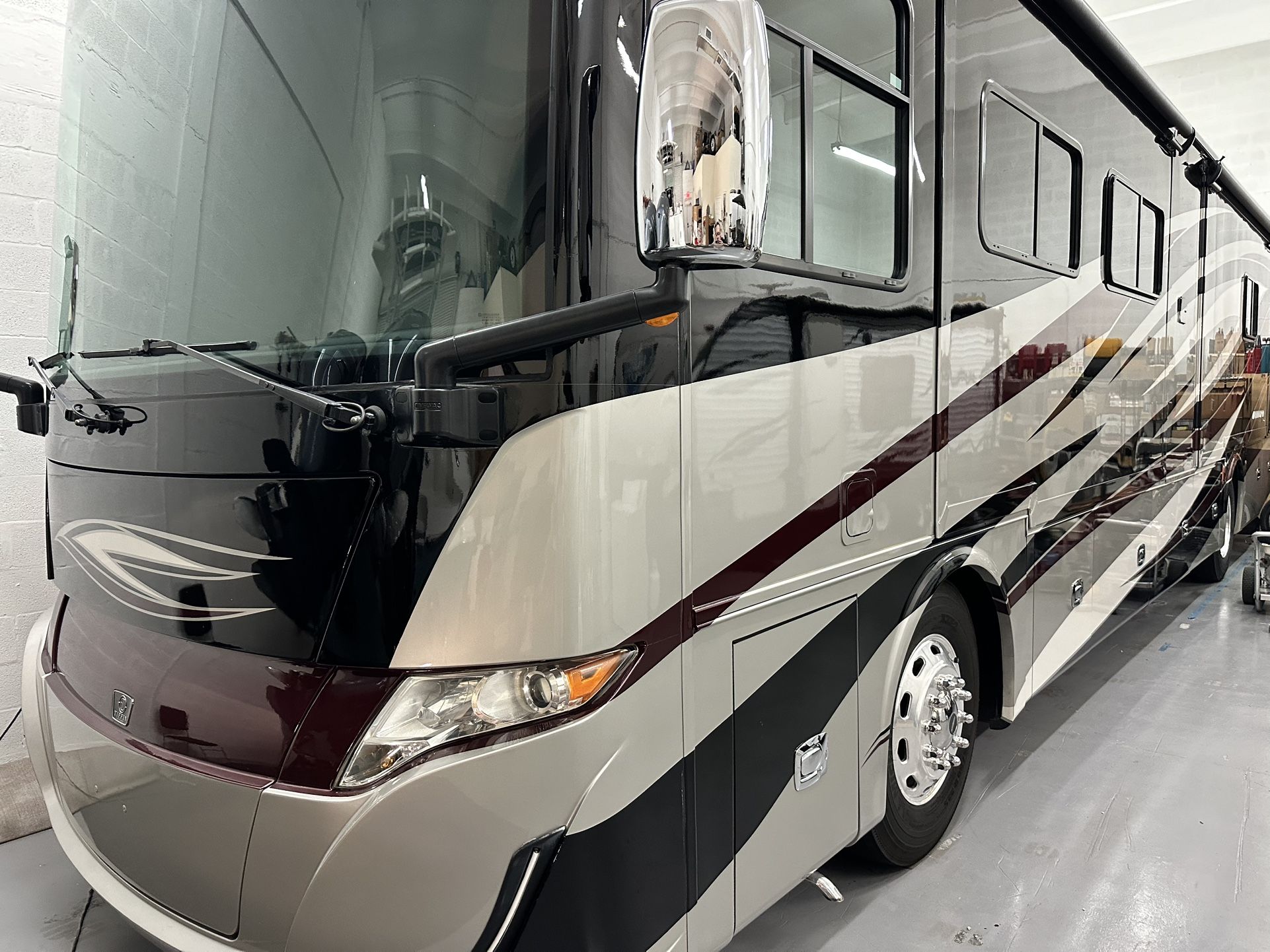2018 Tiffin Motorhome RV Alegro Red