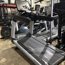 Life Fitness 95T Elevation Series  SE3 Commercial Treadmill