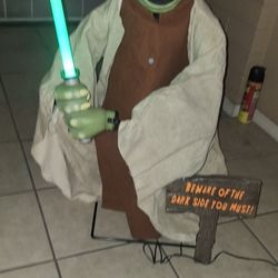ANIMATED YODA With BOX