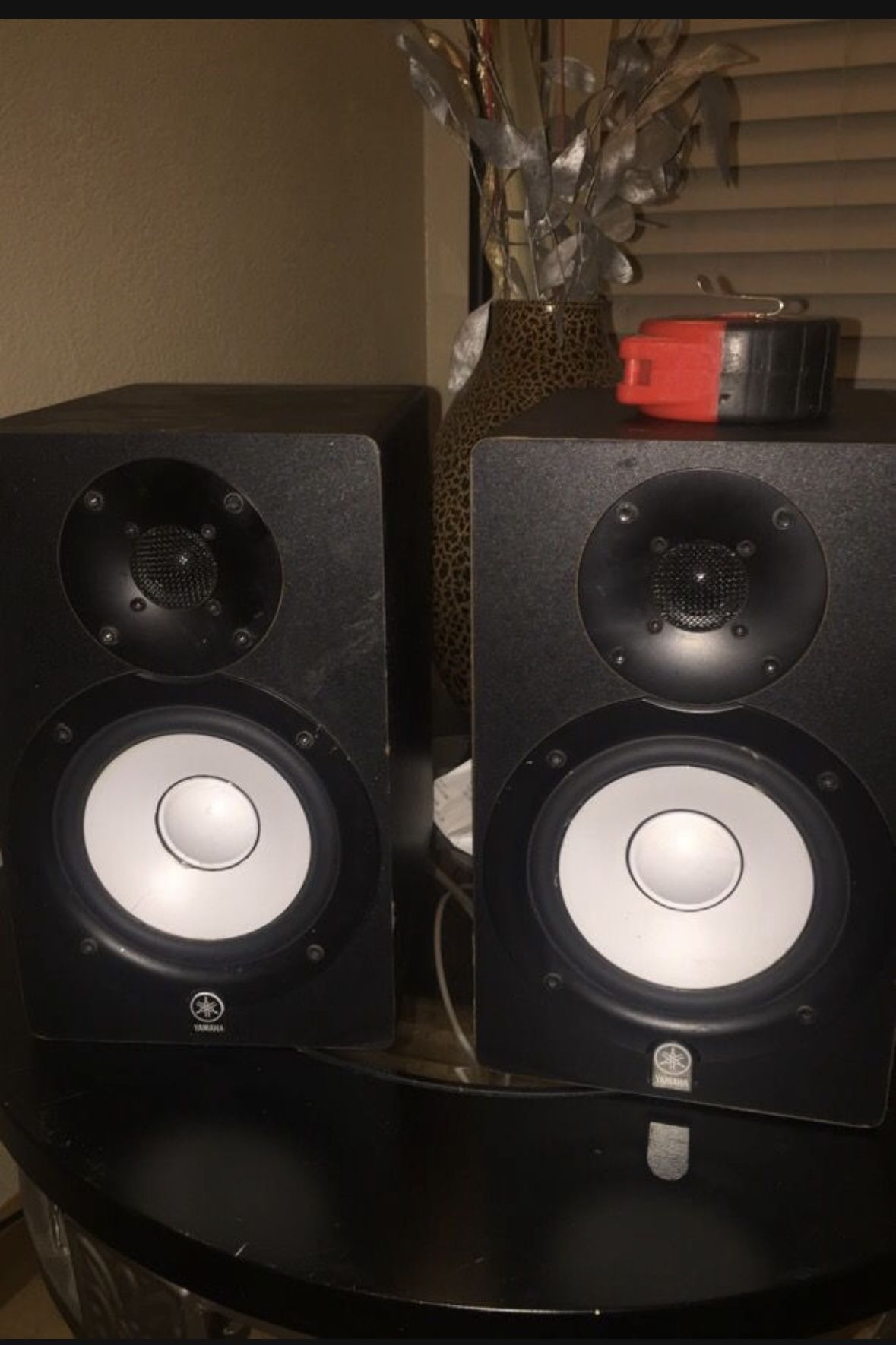 2 Yamaha speakers 