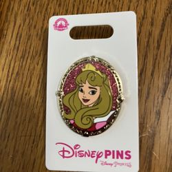 Trading pin 2023 Disney Parks Princess Sleeping Beauty Aurora photo Frame  Collection Pin.  Brand new on original card.  Smoke free home 