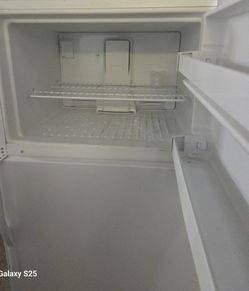 Kenmore top-freezer refrigerator. 33x30