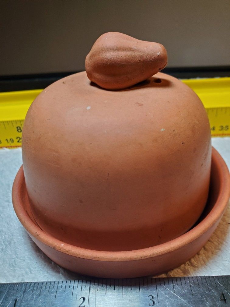 Cute small terra cotta garlic baker, garlic roaster 4.25" x 4.25” x 3.75” / 11cm x 11cm x 9.5cm net weight 10.5oz
There's a small chip on the bottom w