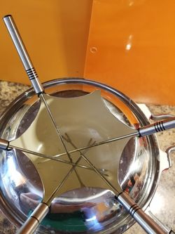 Fondue pot MUST GO