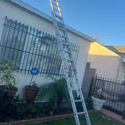 Excellent condition, 28 feet aluminum extension ladder