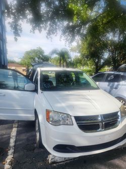 2014 Dodge Grand Caravan SXT — Spacious Family Minivan with Fold-Flat Seating