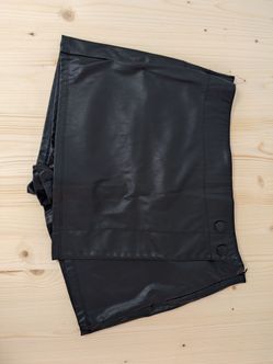 Short/skirt, leather, black