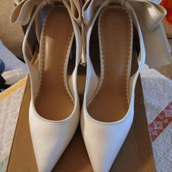 Steve Madden White Satin With Satin Bow On Back .beautiful Shoes Size 8.0