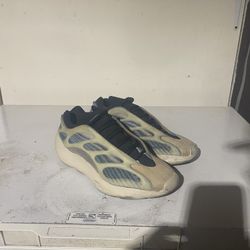 Yeezy 700 V3 Size 8