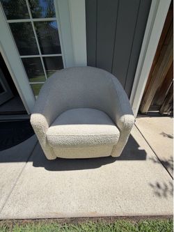 WHITE SWIVEL CHAIR