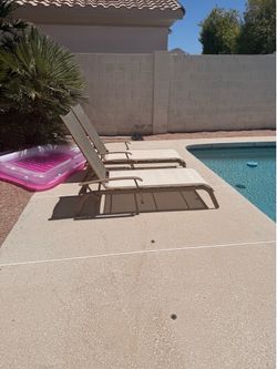 2 Sun tanning lounge chairs