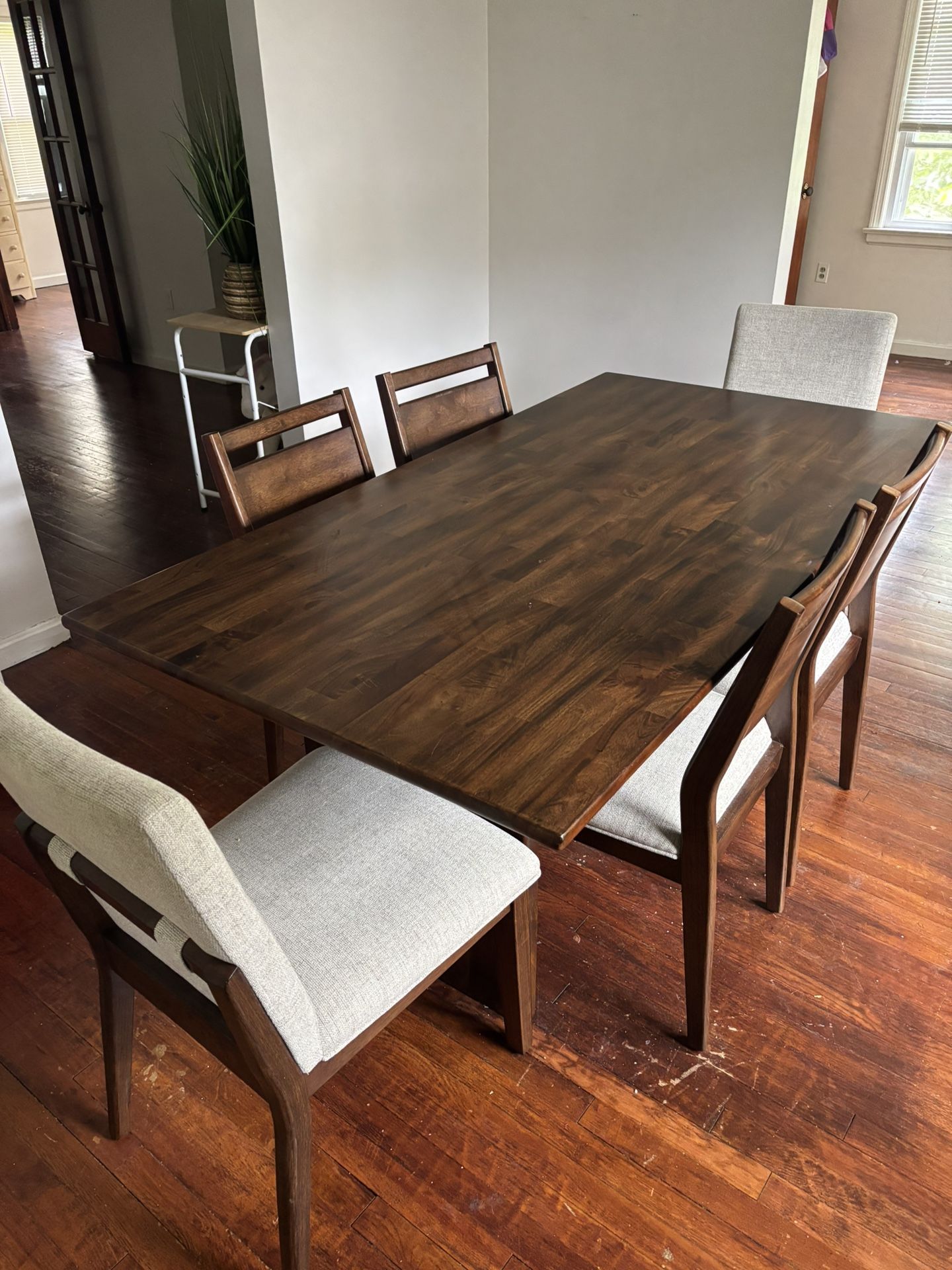 Dining Room Table & Chairs