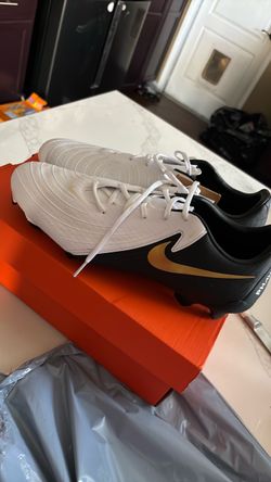 Soccer shoes