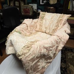 New Pet Bedspread With Pillow   Basket Included Shipping Is Not Included 