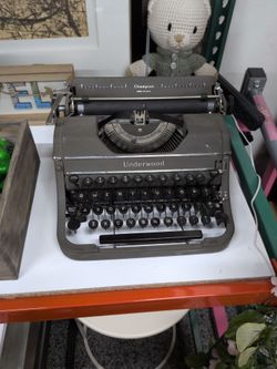 Underwood typewriter . Vintage 1930s 1940s typewriter. Very good condition.