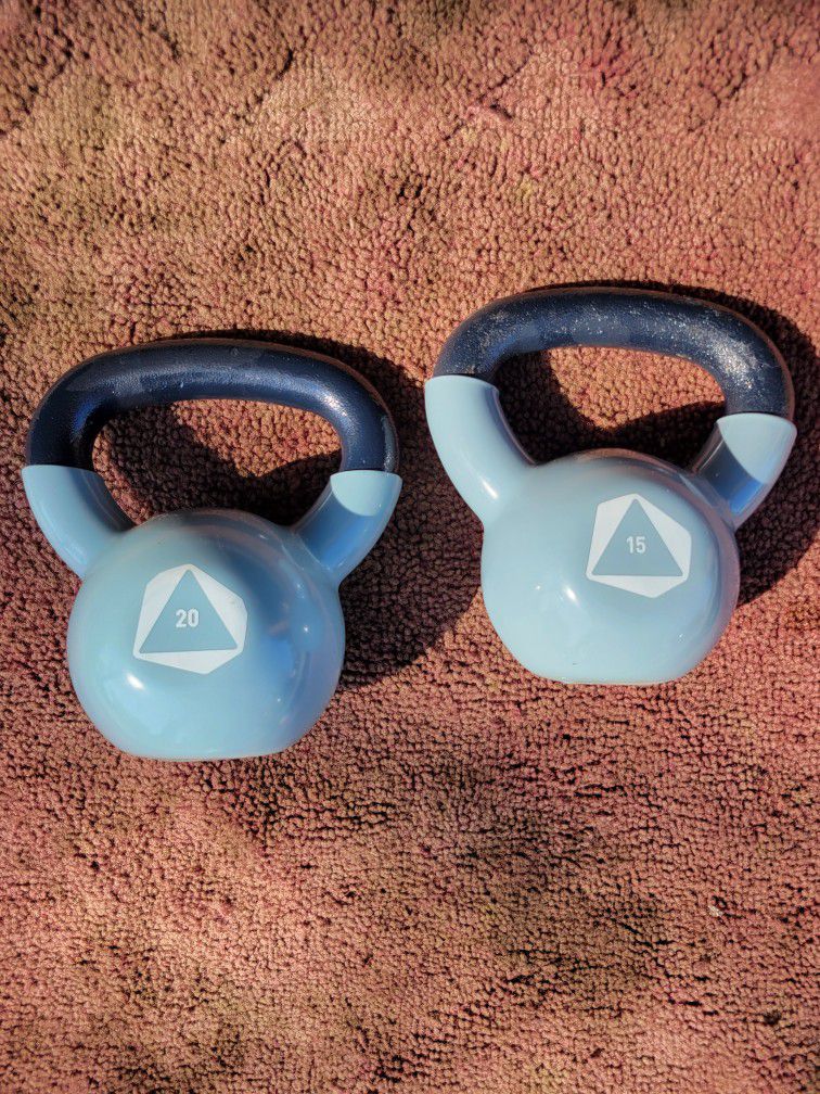 NEW. SINGLE 20LB & 15lB. RUBBER COATED KETTLEBELL  HAS METAL HANDLE 
7111.S WESTERN WALGREENS 
$40 . CASH ONLY 