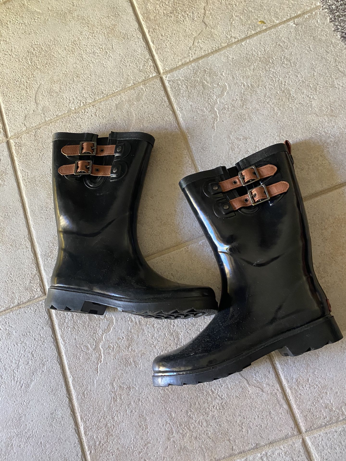 Rubber rain boots size 7/8