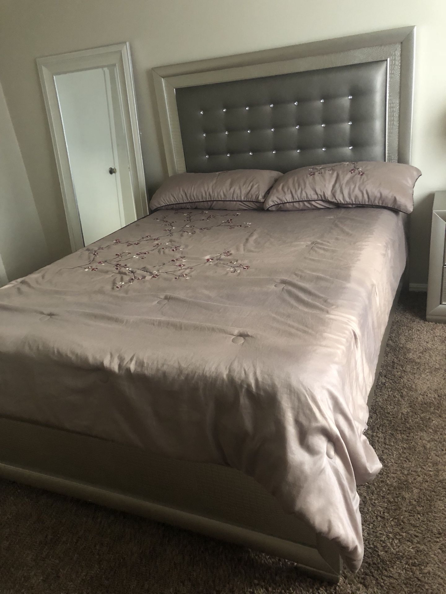 GLAM LUXURY BEDROOM SET( Need to get rid of ASAP) for Sale in Oklahoma