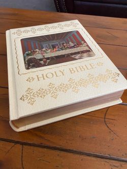 HOLY BIBLE WITH LAST SUPPER COVER. CLASSIC RELIGIOUS GIFT //CATHOLIC EDITION