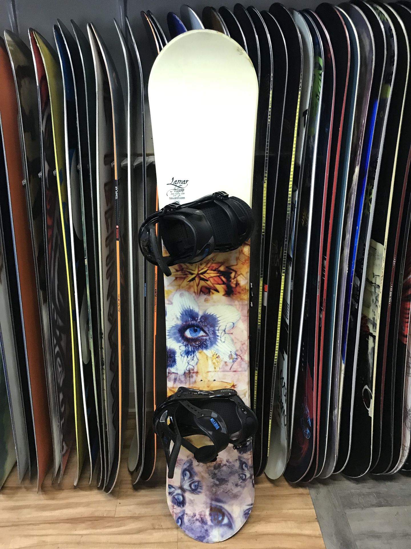 Lamar allure 154 flat top snowboard with Burton reflex snowboard bindings