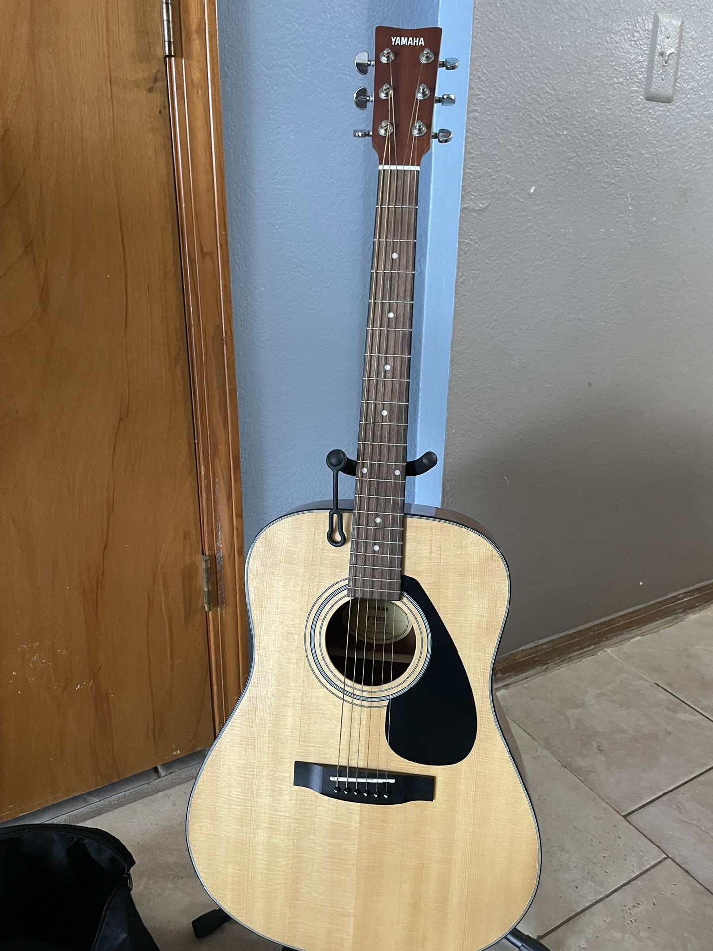 Yamaha Acoustic Guitar (good As New)