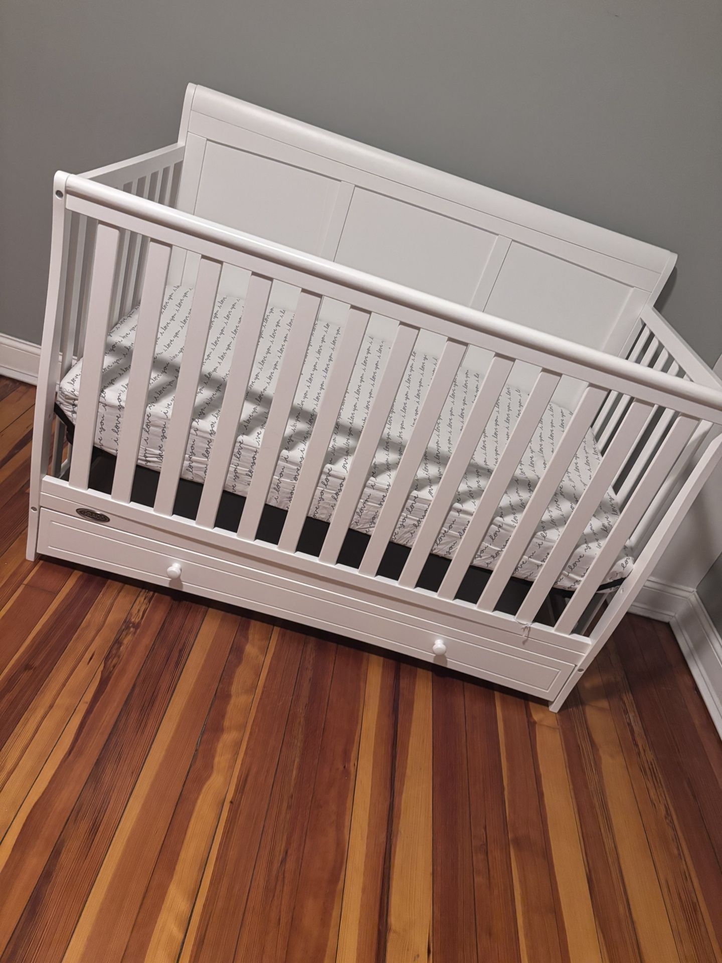 Grago Crib White With Mattress 