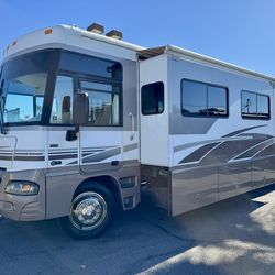 2005 Winnebago adventurer 35ft with 2 slide outs like new in and out