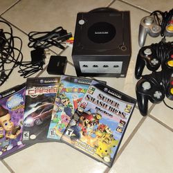 Game Cube With 3 Controllers And 3 Working Games, And AV to HDMI converter, Comes With All Wires