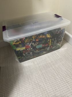 HUGE LOT OF HOTWHEELS 