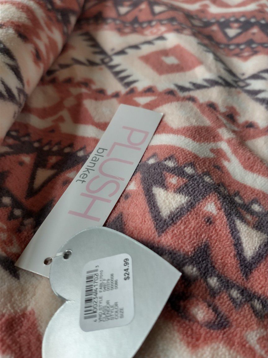 $15 Open Box Throw Blanket for Sale in St. Louis, MO - OfferUp
