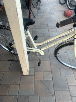 Schwinn Female 26” wheels beach cruiser city hybrid bike