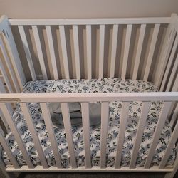 Delta folding mink crib - white - plus 3in mattress and 2 crib sheets