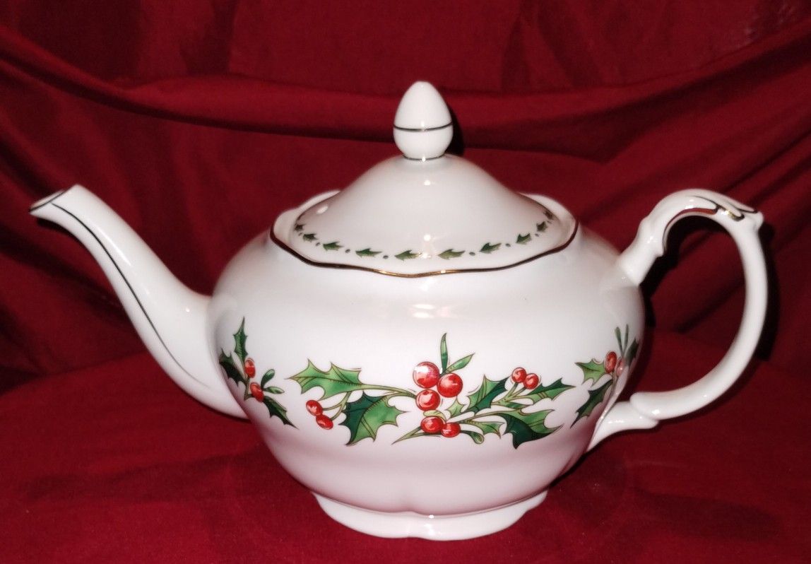 A Cup Of Christmas Tea Teapot Pitcher With Lid Fine Bone China 1992