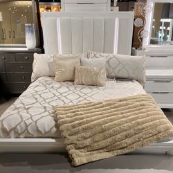 Super Sale 4 Pcs Queen Bedroom Set NEW