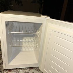 Kupet Mini Fridge 