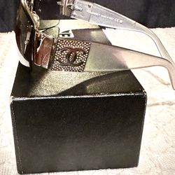 Authentic Vintage Chanel 4117B Rimless Sunglasses – Iridescent Sides, CC Rhinestone Logo